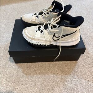 SOLDNike womens kyrie 7 basketball shoes